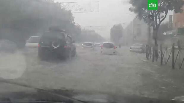 Ливень затопил улицы Южно-Сахалинска: видео