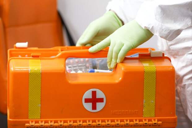 Дрон ВСУ атаковал машину в Курской области, водитель ранен