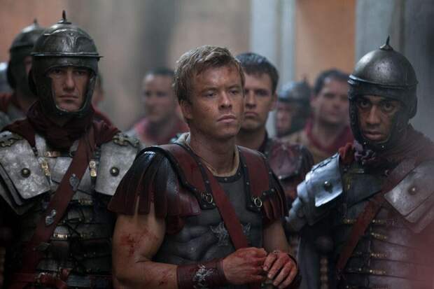 Римские солдаты из сериала «Спартак» в сегментных доспехах, придуманных веком позже