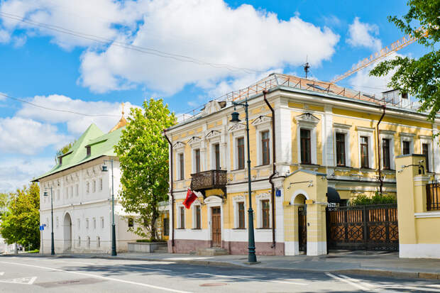 Пречистенка, дома 3 и 5. Слева: «Белые палаты» на Пречистенке