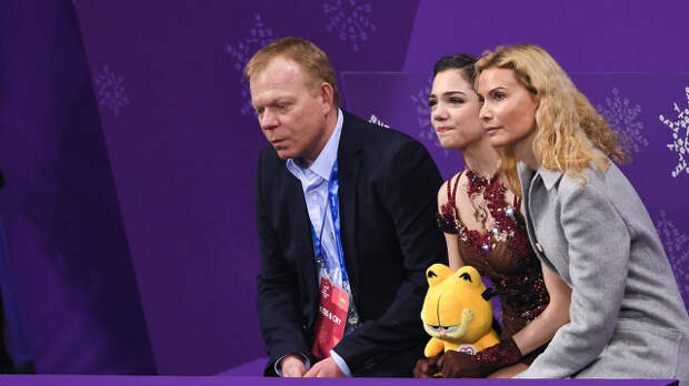 Евгения Медведева (в центре) и Этери Тутберидзе