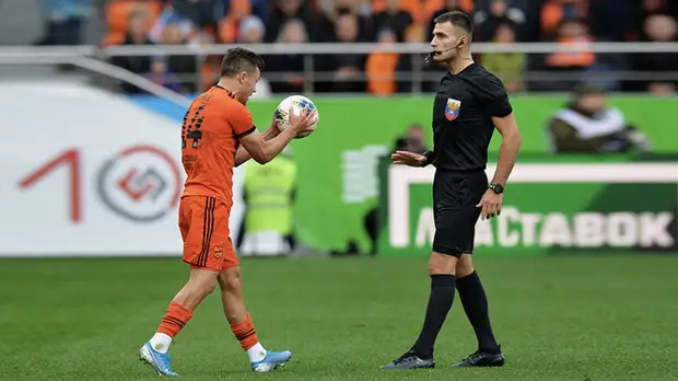 «С появлением VAR обмануть судей стало сложнее»: арбитр Сухой о конфликтах с игроками, поведении тренеров и самоизоляции