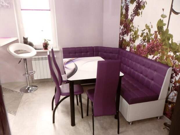 фиолетовая мебель на кухне