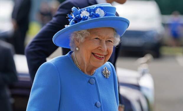 Королева Елизавета II и принц Уильям посетили завод газированных напитков в Шотландии