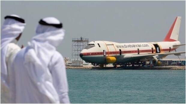 Боинг-747 погрузили под воду в Бахрейне как часть будущего подводного аттракциона