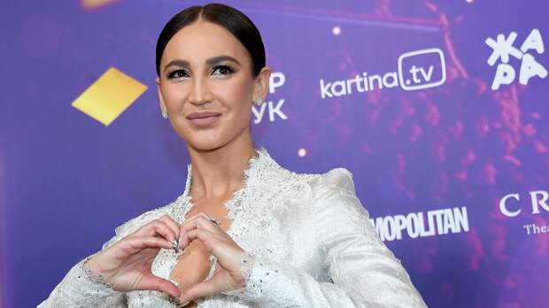 Бузову застукали в ресторане с очередным репером 