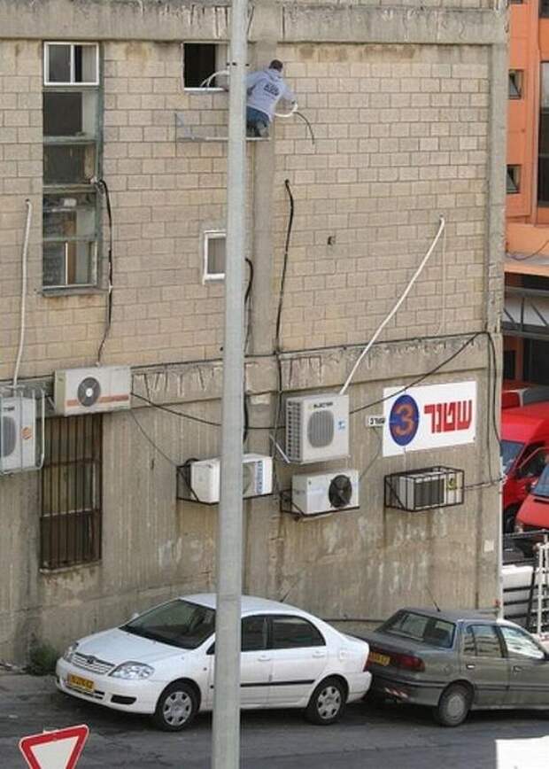 А из нашего окна тётя голая видна! Чего только не увидишь, выглянув в окно утром