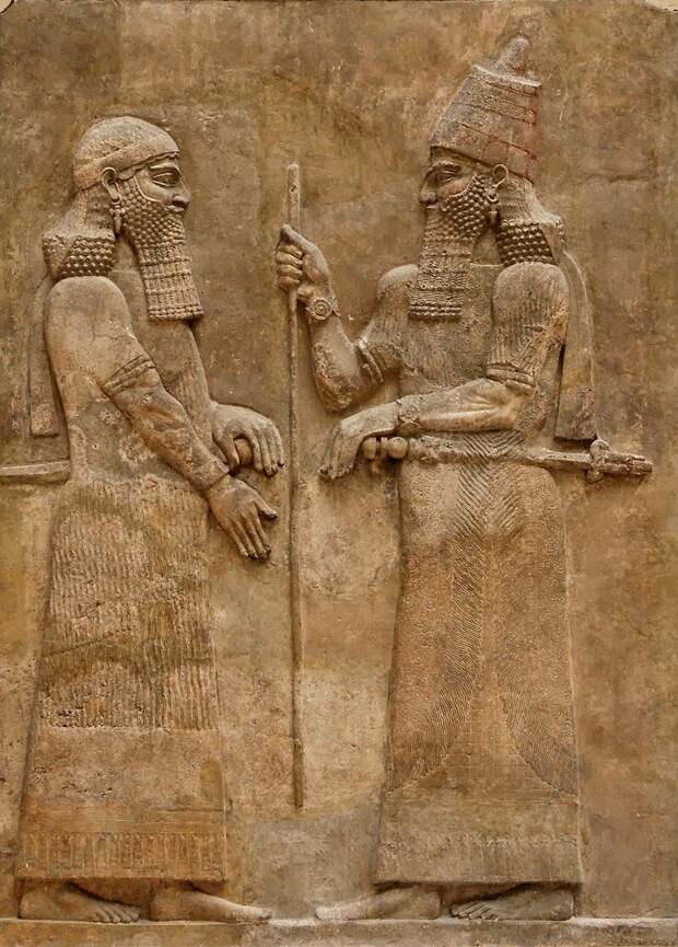 Справа на рельефе ассирийский царь Саргон II, талантливый полководец и политик, убит в 705 году до н. э. при неясных обстоятельствах, вполне возможно, при соучастии своего сына-наследника. Слева тот самый наследный принц Синаххериб, в описываемый промежуток времени – глава разведывательной службы Ассирии.