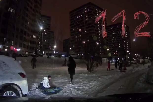 На видео попало, как дети съезжают на ватрушках под колеса авто в Мытищах