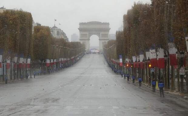 Погодой Париж не блистал. У Триумфальной арки были возведены специальные шатры.