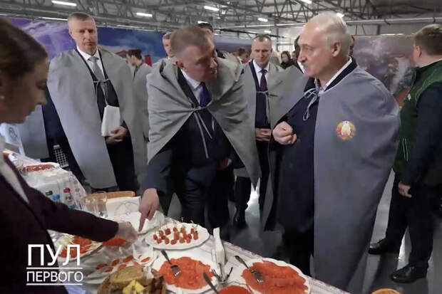 Пул Первого: Лукашенко дал журналистам попробовать красную икру