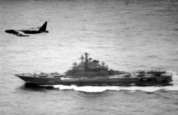Американские бомбардировщики против советских авианосцев