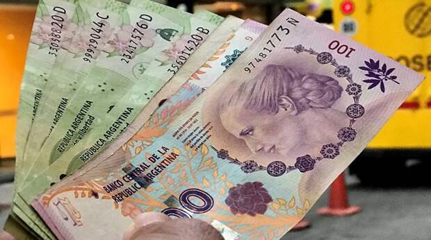 Аргентинцы разлюбили доллары и вновь полюбили песо
