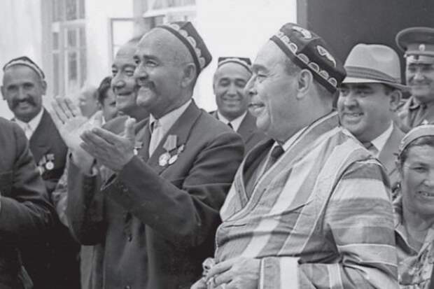 Туркменская ССР. Л. И. Брежнев в национальном халате. 1971 г