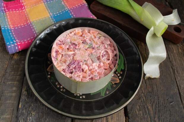 Заполняем салатом кулинарное кольцо