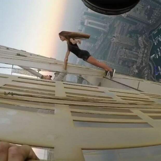 Чтобы порадовать фанатов она свесилась с крыши 300метрового небоскреба 