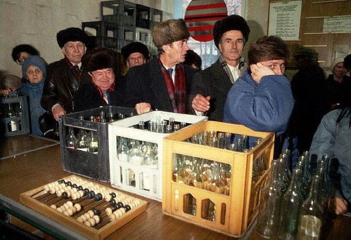 Очередь в пункте приема стеклопосуды, 1990 год, СССР Очередь в пункте приема стеклопосуды, 1990 год, СССР было, история, фото