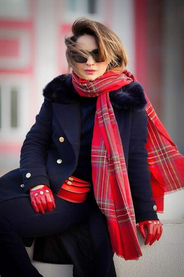 Как носить красный шарф