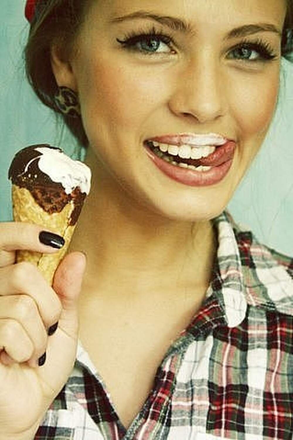 Девушка ест мороженное