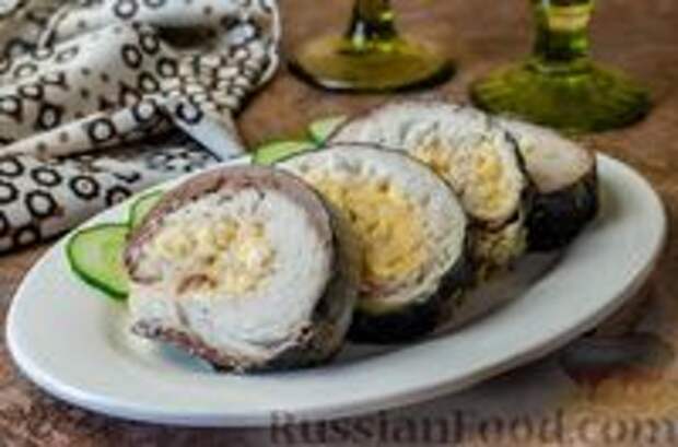 Фото к рецепту: Запечённый рулет из скумбрии с рисом и сыром