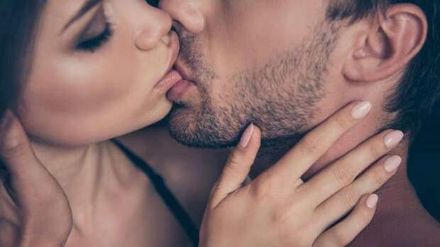 В губы, в щечку, в лоб, в ключицу? Ученые рассказали, что место, в которое целует любимый человек, может многое рассказать об отношениях в паре
