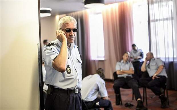 Голландский офицер полиции в Донецке, в воскресенье. Бои в районе помешали посещению международными экспертами места падения в воскресенье (AFP/Getty)