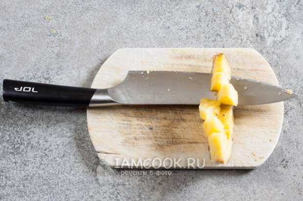 Срезать кожуру ананаса