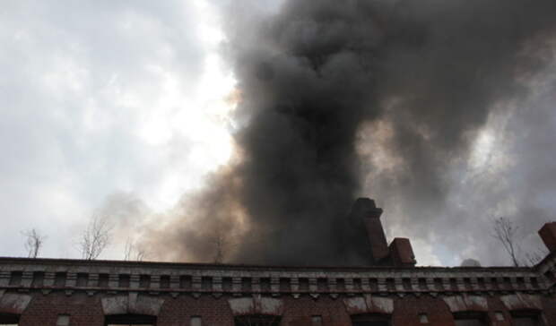 Два человека погибли при пожаре в многоквартирном доме в Нижегородской области
