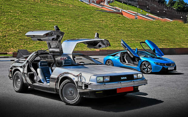 BMW i8 и DeLorean DMC-12 - вперед в будущее