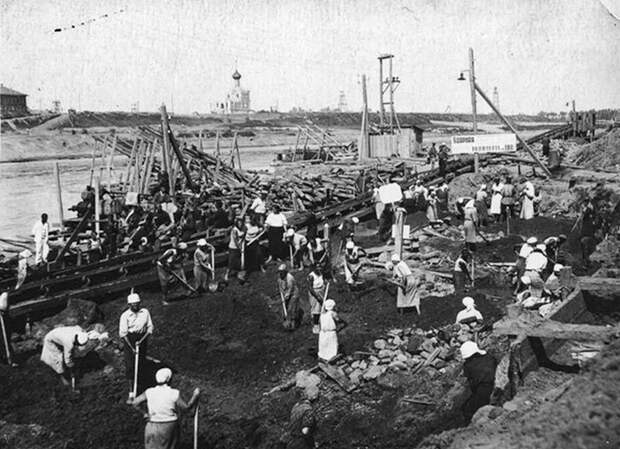 Как заключенные ГУЛАГа выкопали море посреди страны