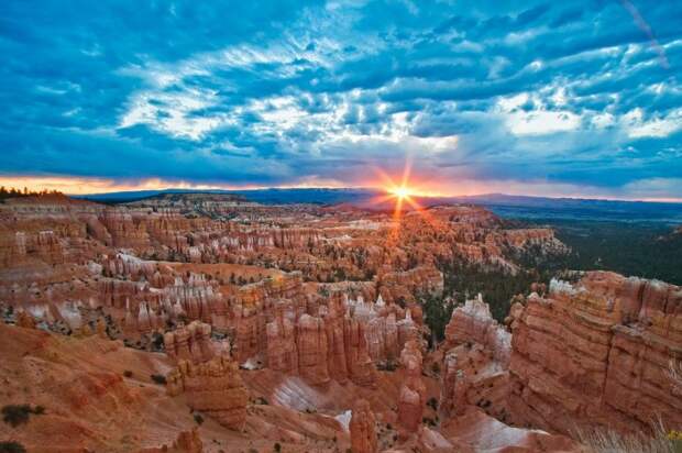 Яркие скальные формации в Каньоне Брайс, Юта, США (Bryce Canyon, Utah, USA)