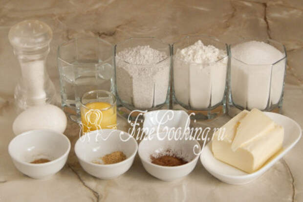 В рецепт пряничного теста входят следующие ингредиенты: мука пшеничная и мука ржаная, вода, сахарный песок, сливочное масло, одно куриное яйцо и два яичных желтка, половинка чайной ложки пищевой соды и щепотка соли