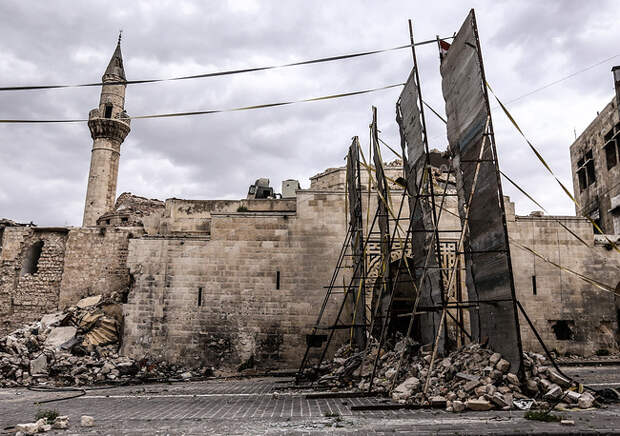 За пять лет войны Алеппо - северная столица Сирии, традиционный центр торговли - сильно пострадал. На фото: разрушенная мечеть на одной из улиц Старого города, Алеппо, 6 марта