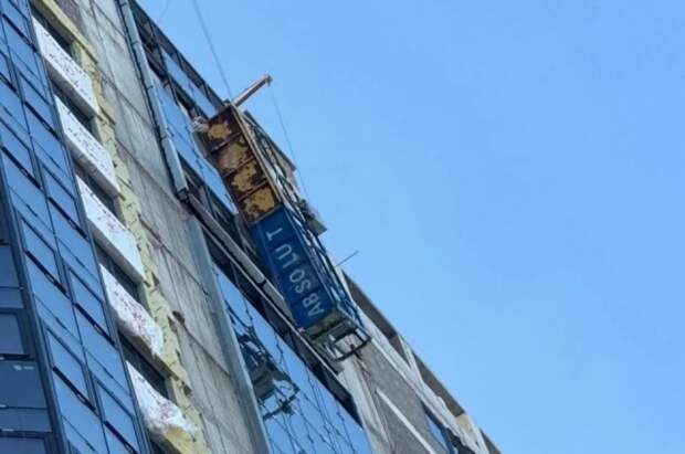 Люлька с рабочими сорвалась с 20 этажа строящегося дома в Самаре