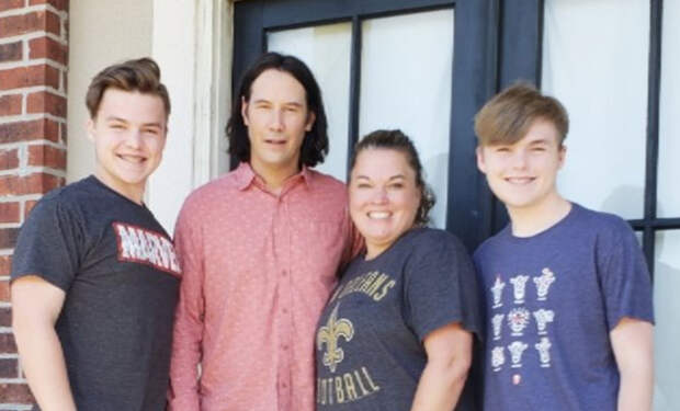 Киану Ривз удивил семью поклонников, оставивших ему послание во дворе собственного дома