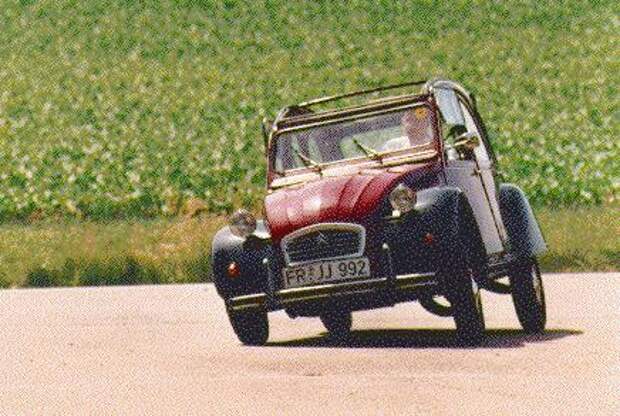 citroen-2-cv-leaning