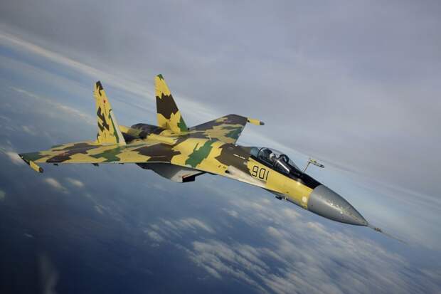 Бесконечные провокации США: американец F-22 трусливо сбежал от русского Су-35 в Ирак