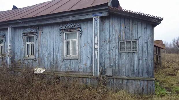 Это огромная, заброшенная деревня Мордовии. Здесь остались сотни брошенных домов и на десятки километров ни одной живой души. Люди покинули это место совсем недавно и масштаб просто потрясает.-23-2
