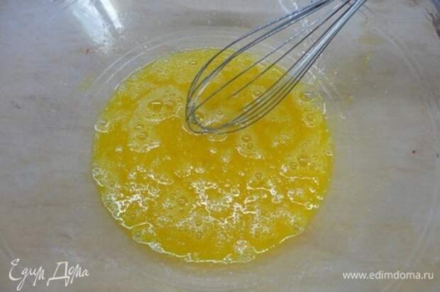 В глубокой миске с помощью венчика слегка взбить яйца с сахаром и солью.