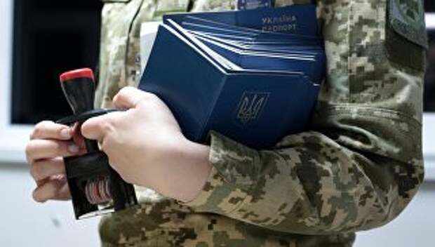 Сотрудница пограничной службы Украины на международном пункте пропуска через украинско-польскую границу. Архивное фото