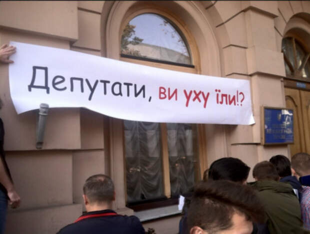 На украинском ТВ высмеяли предложение отменить 8-ое марта: «Депутаты, вы уху ели?»