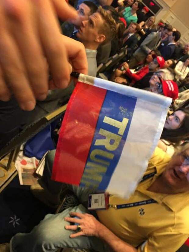 В США гостям мероприятия с участием Трампа раздали флажки с российским триколором | Продолжение проекта «Русская Весна»