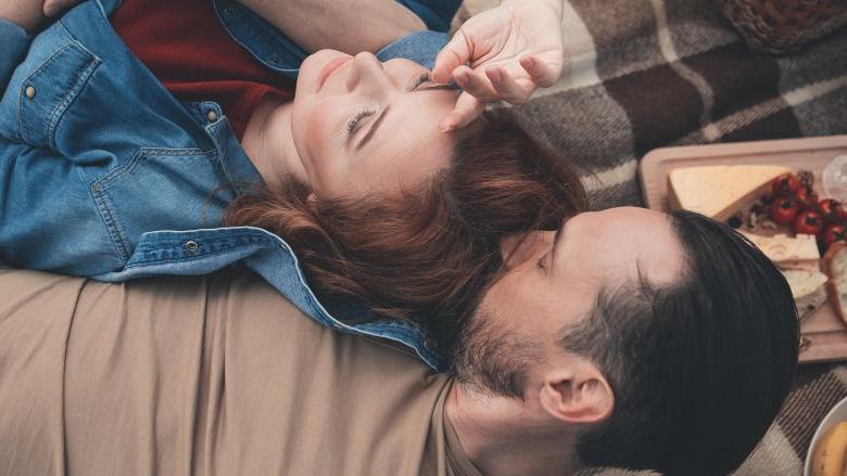 В губы, в щечку, в лоб, в ключицу? Ученые рассказали, что место, в которое целует любимый человек, может многое рассказать об отношениях в паре
