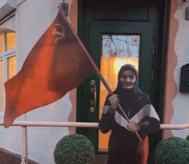 Фигуру бабушки с флагом СССР «обезглавили» в московском районе Куркино