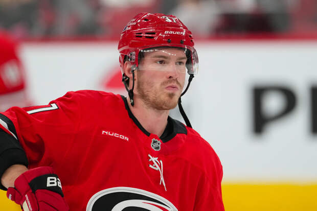 Два результативных действия Свечникова помогли «Каролине» одолеть «Ванкувер»