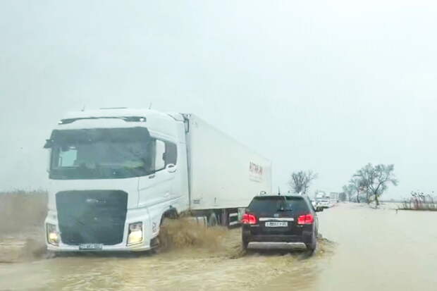 Жителей российских регионов предупредили о плохой видимости на дорогах