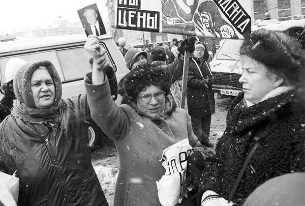 «Страна стояла на пороге гражданской войны». Почему реформы 90-х сделали россиян нищими