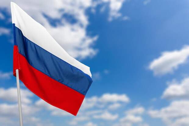 Российский флаг против голубого неба Бесплатные Фотографии
