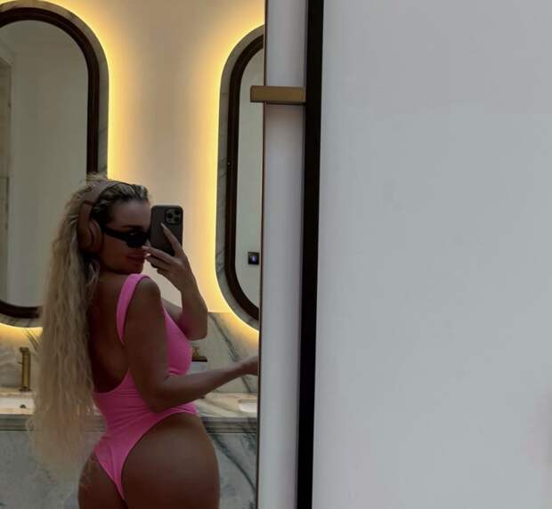 Певица Анна Седокова опубликовала фото в розовом купальнике