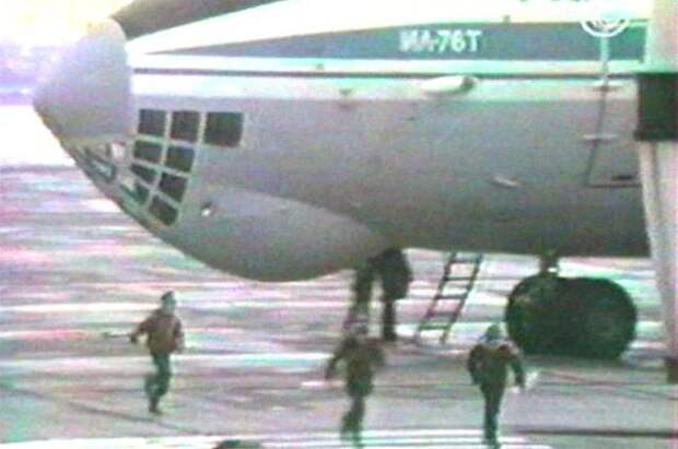 Первые дети из числа заложников бегут от Ил-76 в аэропорту Минеральных Вод.